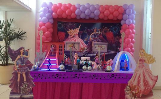 Festa da Barbie decoração com enfeites iluminados