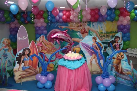 Festa da Barbie Sereia mesa principal decorada com tule