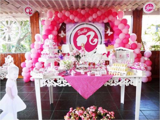 Festa da Barbie decoração com painel de bexigas