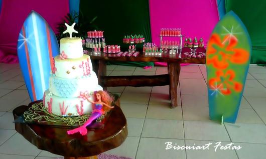Festa da Barbie Sereia decoração com pranchas de surf