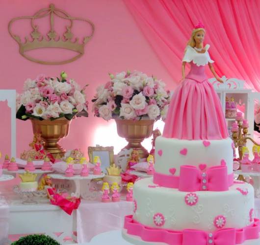 Festa da Barbie bolo com dois andares rosa e branco