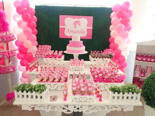 Festa da Barbie decoração com muro ingles