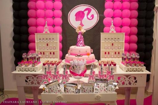 Festa da Barbie decoração com painel de poá