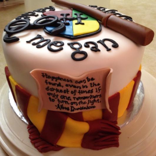 Festa Harry Potter bolo redondo decorado com varinha de pasta americana