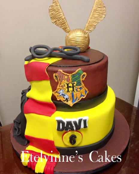 Festa Harry Potter modelo de bolo feito com pasta americana decorado com óculos do Harry e pomo de ouro