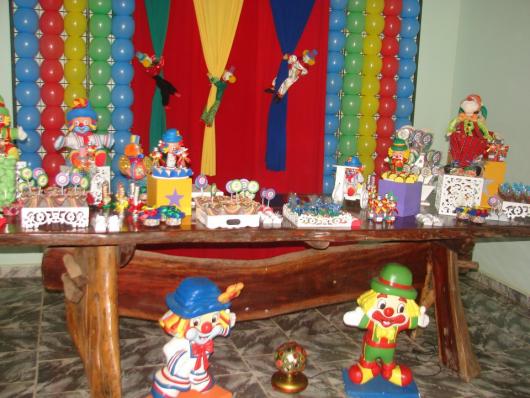 Festa Patati Patatá rústica com cortina colorida e bandeijas de MDF