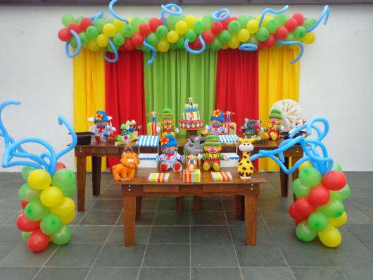 Festa Patati Patatá rústica com esculturas de balão