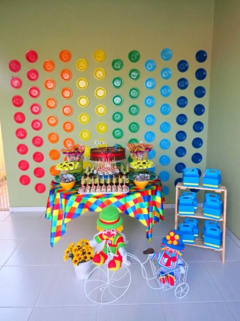 Festa Patati Patatá simples decorada com pratinhos coloridos na parede