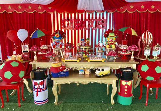 Festa Patati Patatá circo com cortina vermelha vintage