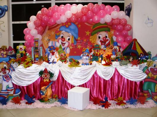 Festa Patati Patatá rosa com toalha de mesa rosa e branca