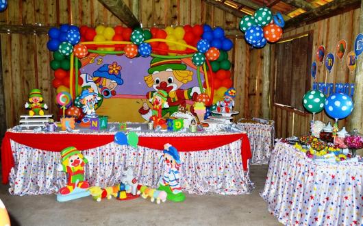 Festa Patati Patatá baby com mesa decorada com toalha de bolinhas coloridas