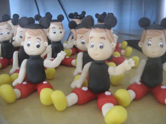 Lembrancinhas do Mickey miniatura do aniversariante de biscuit vestido de Mickey