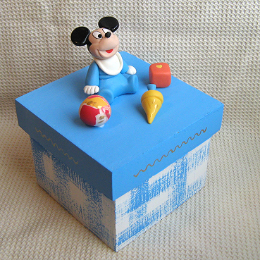 Lembrancinhas do Mickey baby caixinha de MDF com aplique de biscuit