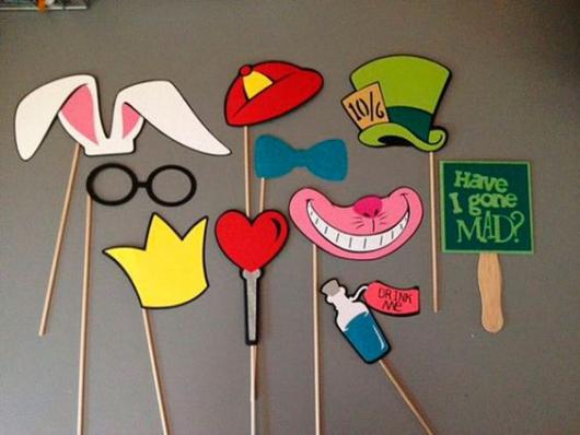 Plaquinhas com itens dos personagens, como o chapéu, a coroa e o sorriso do gato.