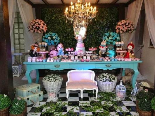 Decoração de festa, com lustre, móveis provençais e flores.