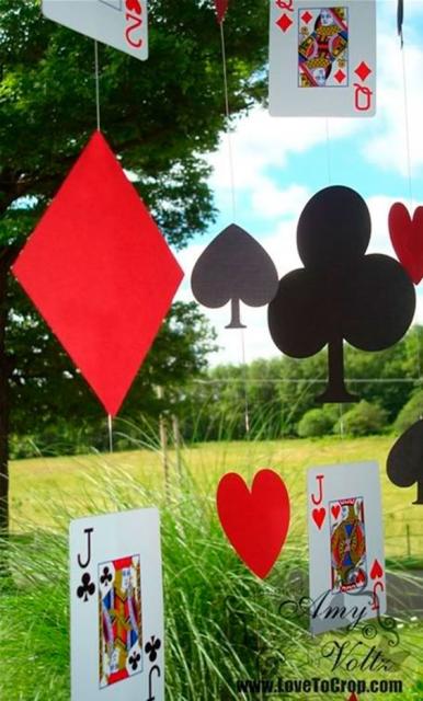 Naipes de baralho pendurados junto com cartas.