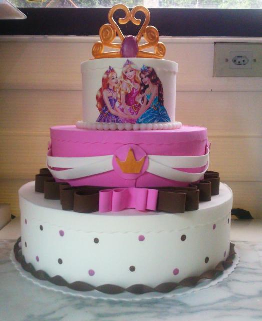 Bolo da Barbie com 3 andares, coroa e laços