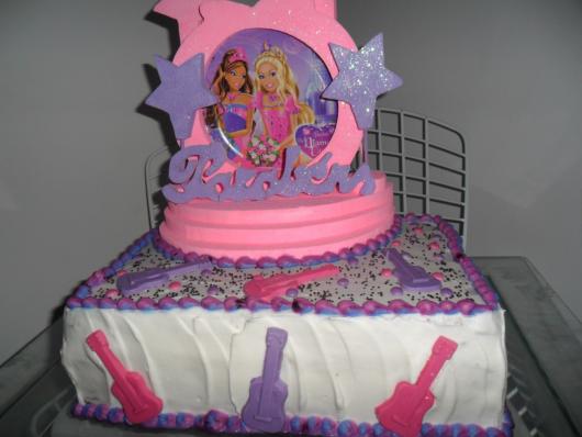 Bolo da Barbie com estilo vintage das festas dos anos 90
