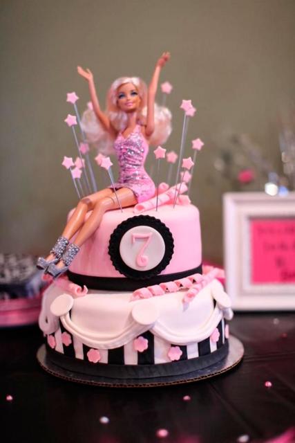Bolo da Barbie com detalhes em rosa e preto
