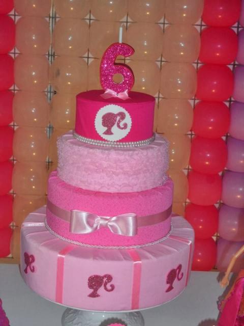 Bolo da Barbie feito com tecido em tons de rosa