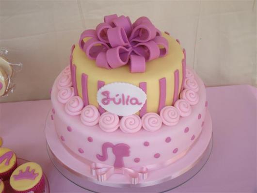 Bolo da Barbie de pasta americana em cores rosa, pink e amarelo