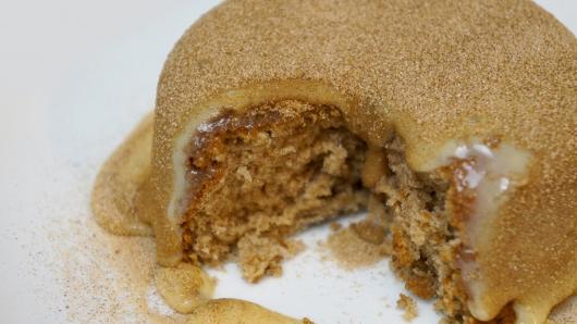 Bolo de Churros Vulcão com doce de leite escorrendo