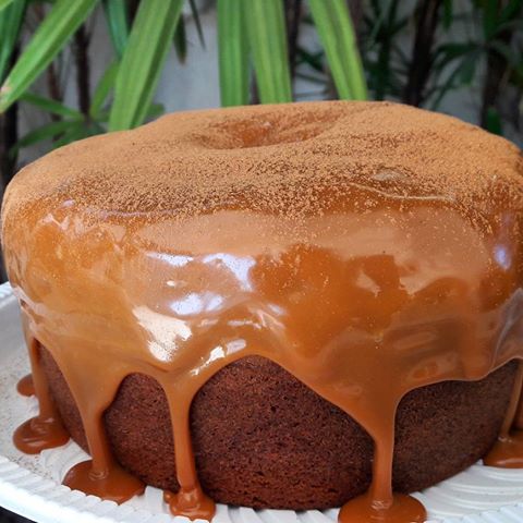 Bolo de Churros Vulcão com doce de leite escorrendo polvilhado com canela