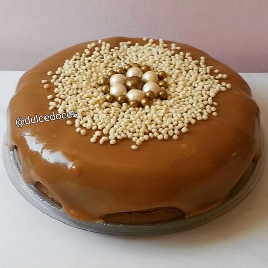 Bolo de Churros Vulcão com doce de leite escorrendo e pérolas comestíveis