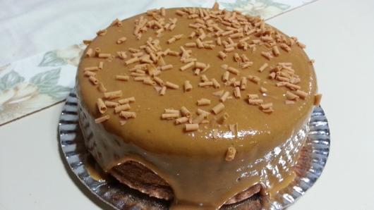 Bolo de Churros Vulcão com doce de leite escorrendo e raspas de canela