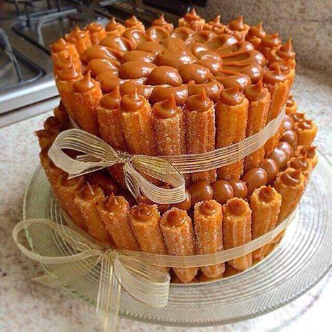 Bolo de Churros de Aniversário com churros fritos