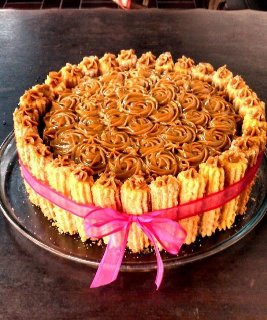 Bolo de Churros de Aniversário com laço de fita