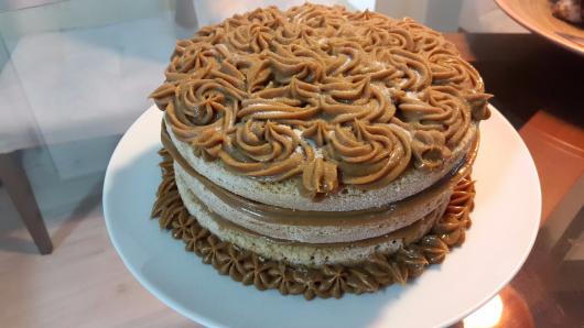 Bolo de Churros de Aniversário com flores de doce de leite