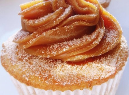 Cupcake de Churros com Doce de Leite em ponto de bico