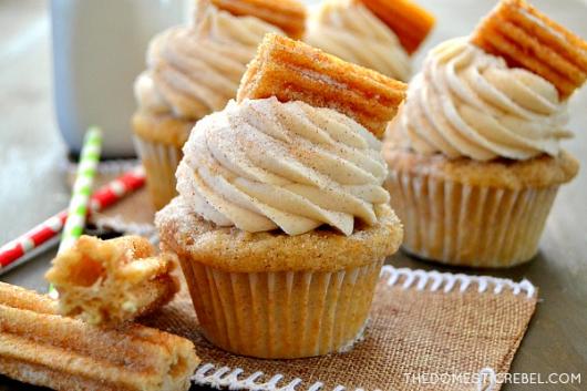 Cupcake de Churros com doce de leite e chantilly