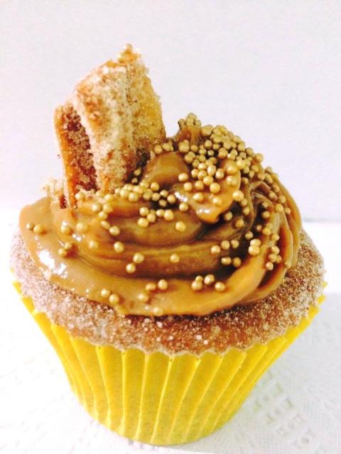 Cupcake de Churros com doce de leite e confeitos