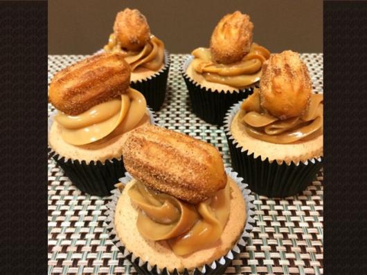 Cupcake de Churros com doce de leite com mini churros frito