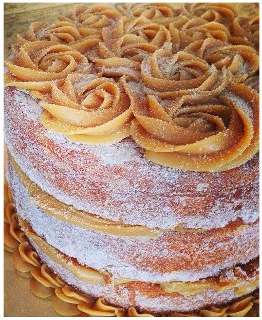 Bolo de Churros com açúcar polvilhado e flor de doce de leite