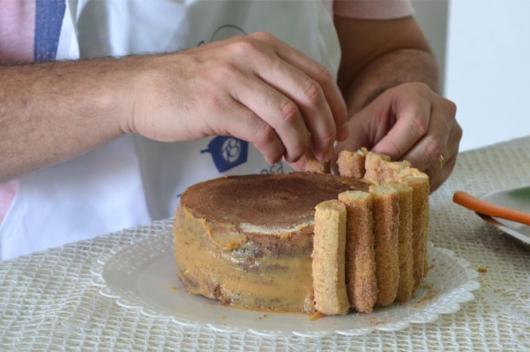 Bolo de Churros com churros fritos para decorar