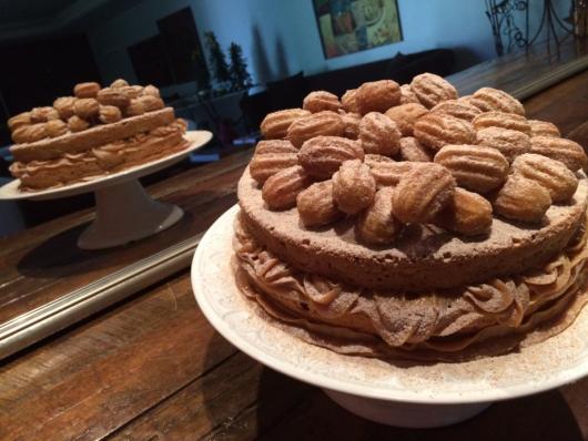 Bolo de Churros com churros fritos para decorar