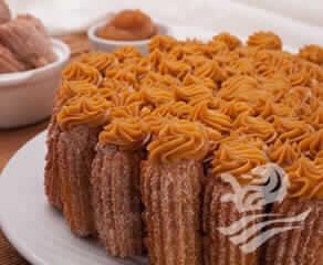 Bolo de Churros com churros fritos para decorar