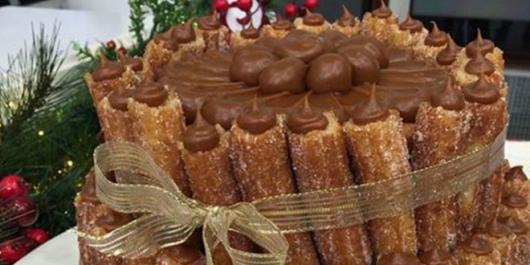 Bolo de Churros com churros fritos para decorar