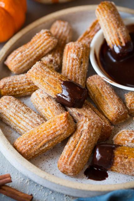 Bolo de Churros com churros fritos para decorar