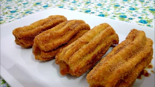 Bolo de Churros com churros fritos para decorar