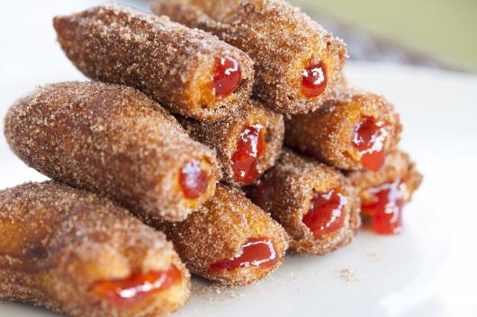 Bolo de Churros com churros fritos para decorar com recheio de morango