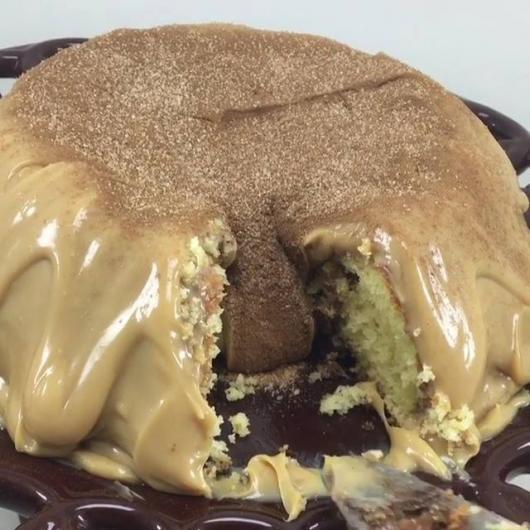 Bolo de Churros Vulcão com doce de leite escorrendo