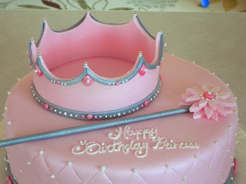 Bolo de Princesa rosa com coroa no topo