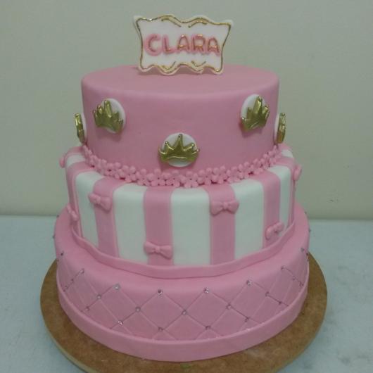 Bolo de Princesa rosa e branco com apliques de mini coroas