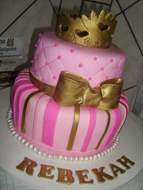 Bolo de Princesa rosa decorado com coroa e laço dourado