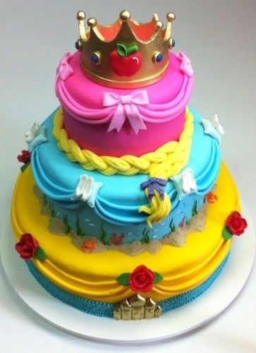 Bolo de Princesa Rapunzel azul amarelo e rosa