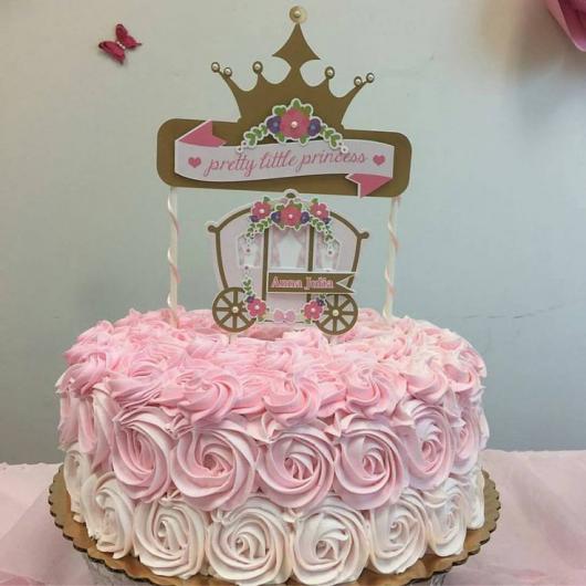Bolo de Princesa decorado com chantilly degradê